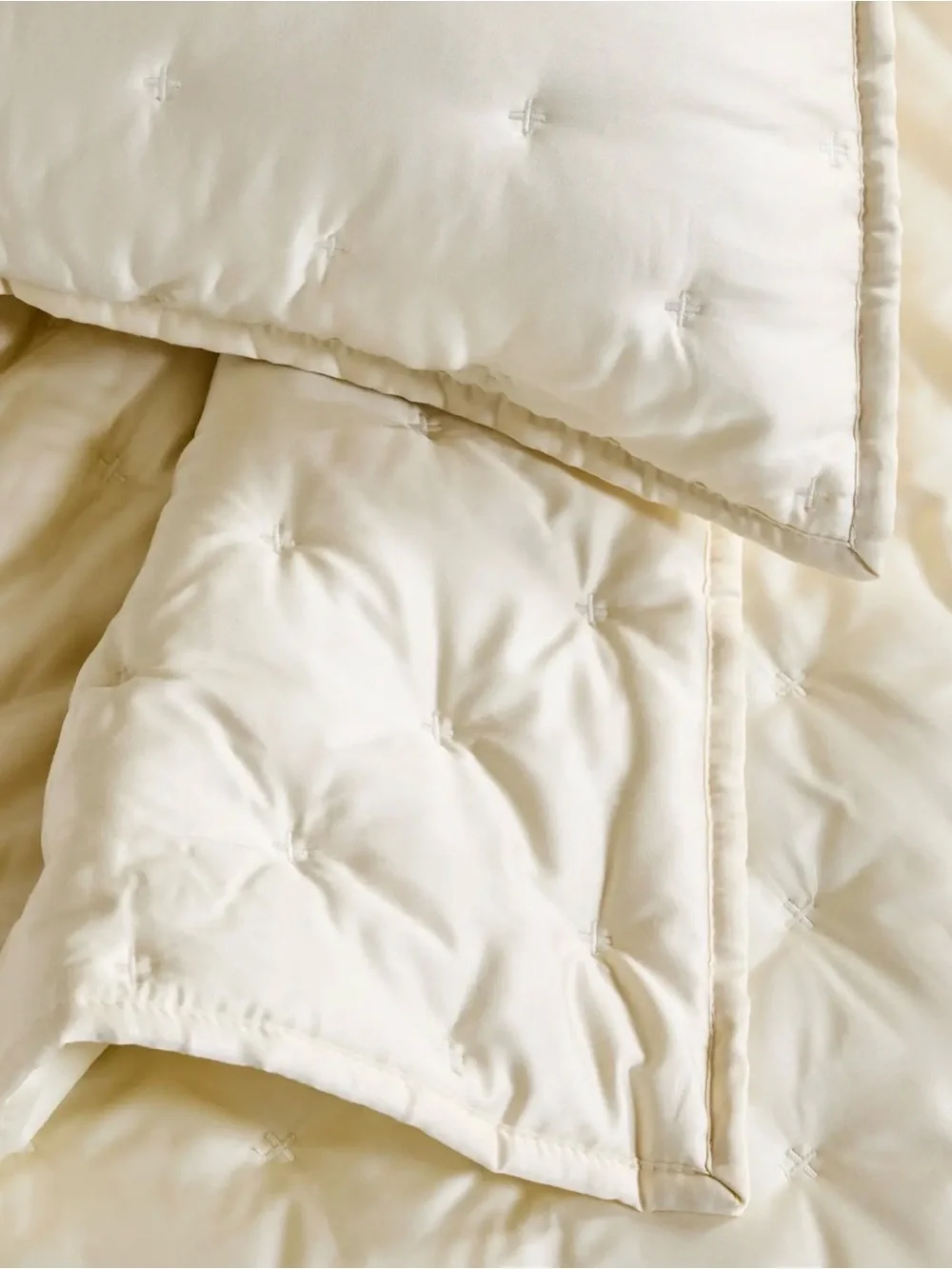 Luxury Full/Queen Ivory Bamboo Dream Quilt - Retail $154